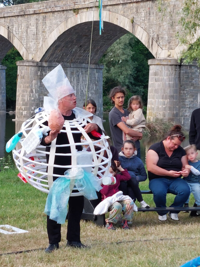 Le fleuve ambulant : mi-gros plastique